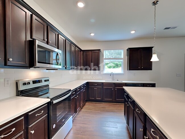 Photo - 839 Carnaby Ln