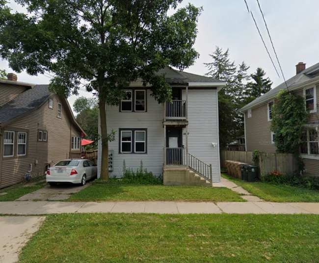 Building Photo - 2507 E Johnson St Unit 3