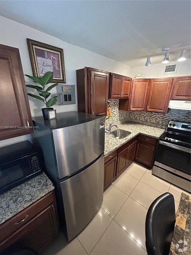 Building Photo - 1908 SW 8th St Unit 1-2 Rental