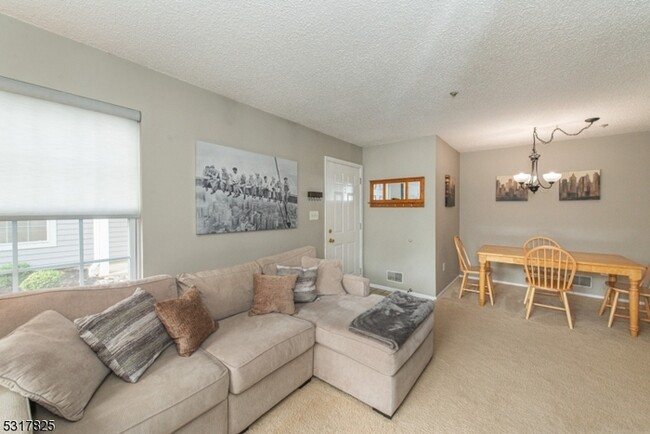 This charming 1st fl condo offers a cozy &... - This charming 1st fl condo offers a cozy &...