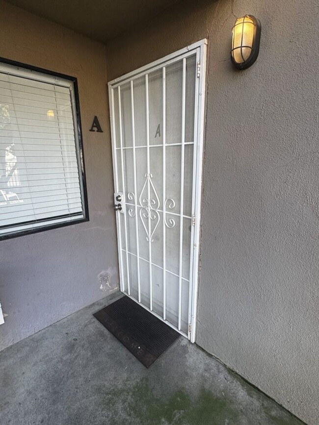 Building Photo - Oakdale-3 bedroom/1 bath Apartment Unit #A