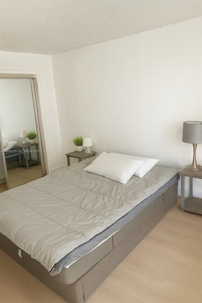 Photo - 1732 Meridian Ave Unidad 502