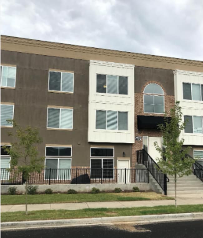 Building Photo - Lyman Triplex Unit 307