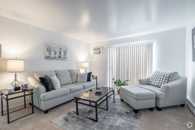 2BR, 1BA - 785SF - Living Room