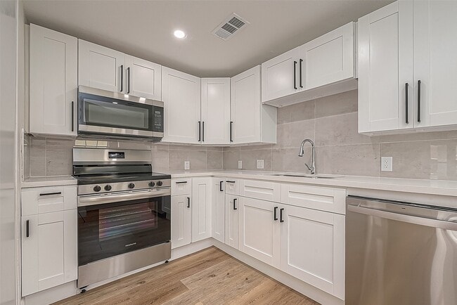 Building Photo - 4726 Pease St