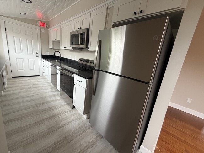 Photo - Gorgeous Newly Remodeled Upper Unit in Buckman with Washer/Dryer, A/C Unit 3