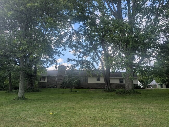 Photo - 225 E Mennonite Rd