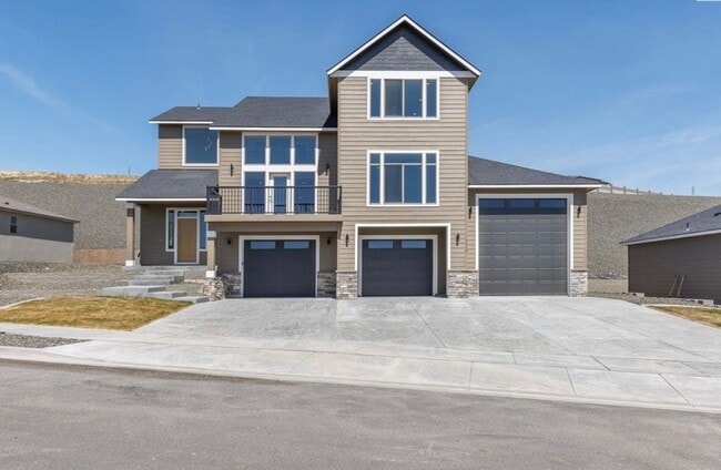 Luxury 4 Bedroom Home in Southridge w/4 ca... - Luxury 4 Bedroom Home in Southridge w/4 ca...