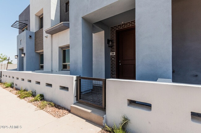 Photo - 733 E Commonwealth Ave