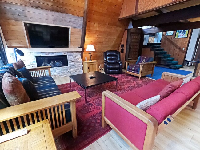 Building Photo - Winter Lease - Less than half a mile to Bu... Rental