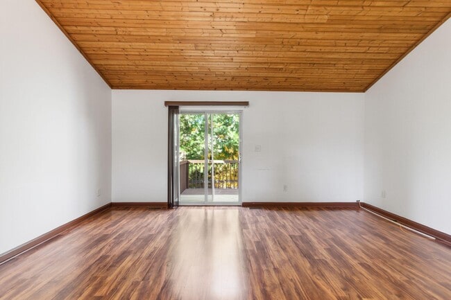 Photo - 3547 Lochdale Terrace