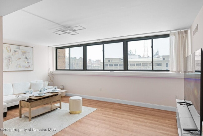 Building Photo - 220 Linden St