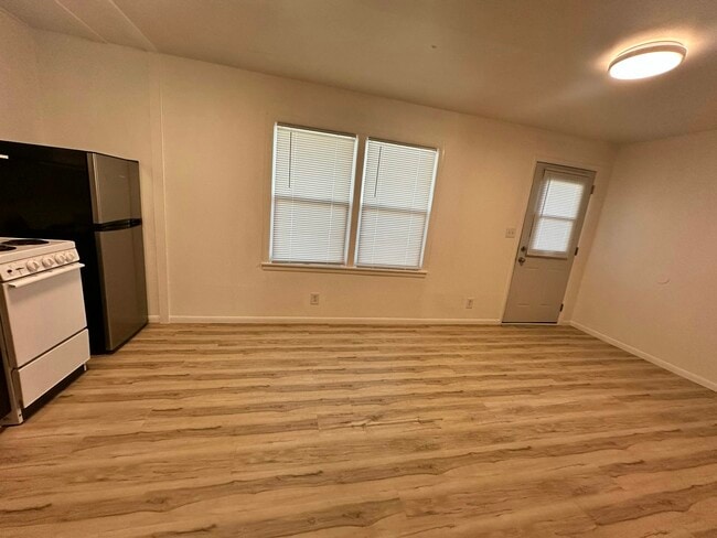 Building Photo - 525 E Omaha St Unit 9