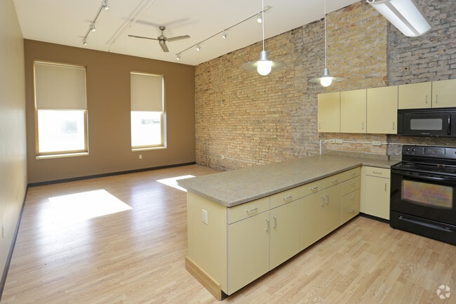 1BR, 1BA - 850 SF