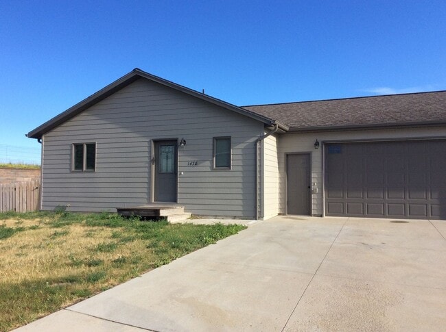 Building Photo - 2 bedroom, 2 bath Townhome