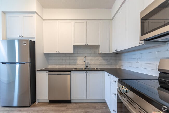 2BR, 1BA - 934SF - Kitchen - 301-341 Traynor Avenue & 551-553 Vanier Drive