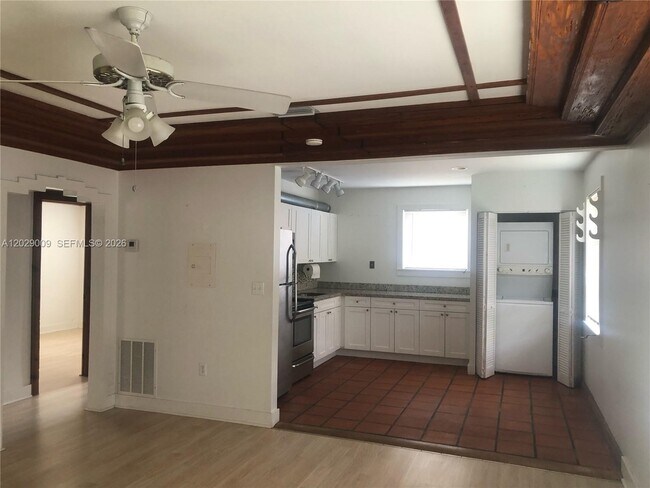 Photo - 1100 SW 10th St Unidad 1