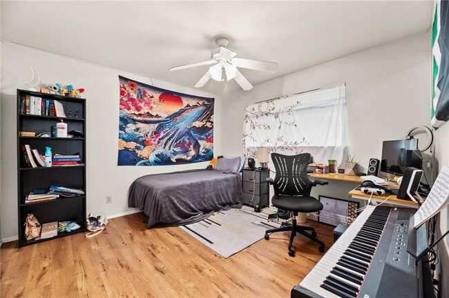 Photo - 609 E 43rd St