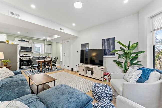 Building Photo - 7 Oswald St Unit 3