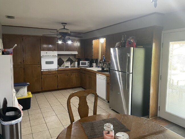 Photo - Lovely 3 bedroom 2 bath brick home in exce...