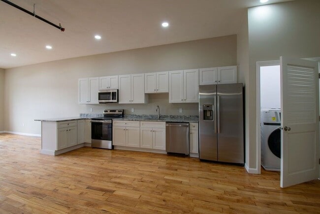 Building Photo - 639 Main St Unit 202
