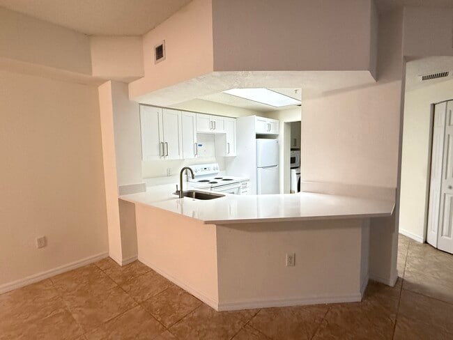 Building Photo - 3020 Alcazar Pl Unit 303 Rental