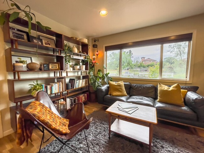 Photo - 530 E D St