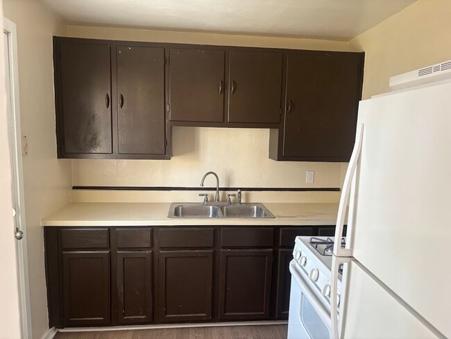 Photo - 4745 Lind St Unidad A