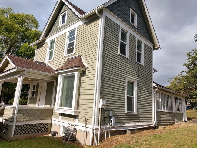 Building Photo - 2228 Yew St