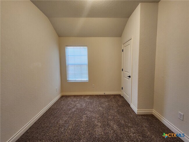 Building Photo - 348 Untermaier St Rental