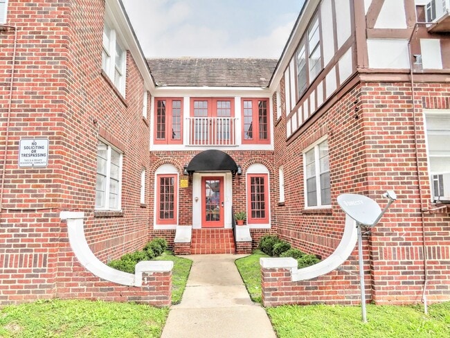 Building Photo - Unique Studio w/ Hardwoods in Small 1920's Complex Unit F111