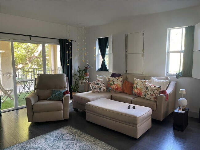 Photo - 2541 Centergate Dr Unidad 205