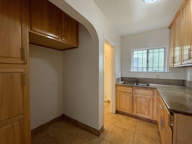 Photo - 1450 W 39th St