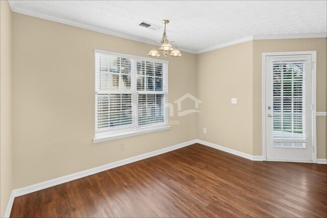 305 Kings Way