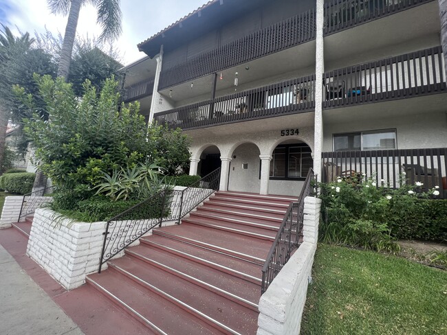 From of the building - 5334 Lindley Ave Unidad 322 Rental