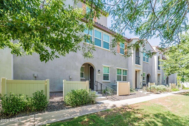 Photo - 2334 E Huntington Dr