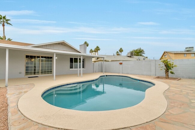 Photo - Prime ASU-Area Property: 6-Bedroom Pool Home with 2-Car Garage
