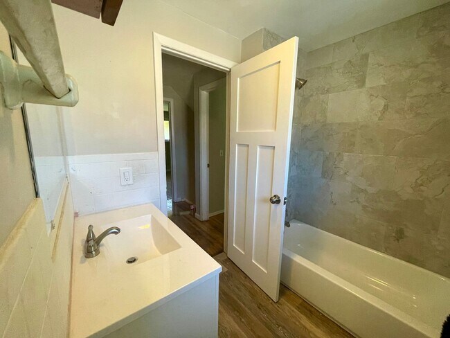 Photo - 114 Woodhill Dr Unit HOUSE