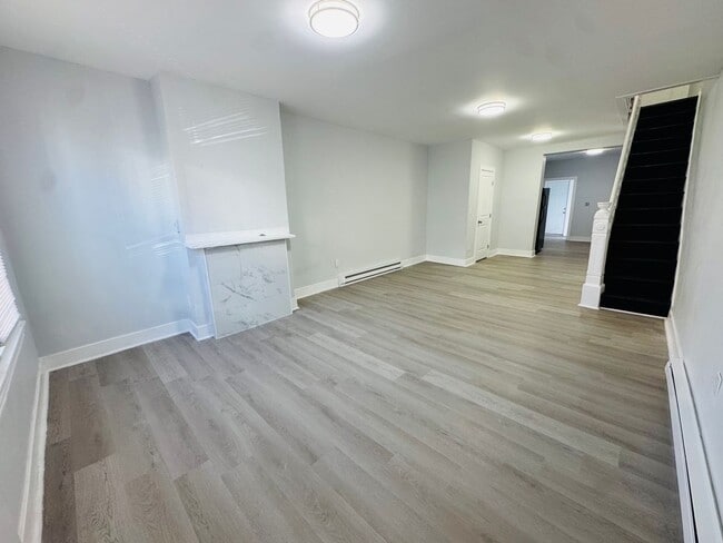 Building Photo - Remodeled 3bd/1.5 bath House with Rear yar...