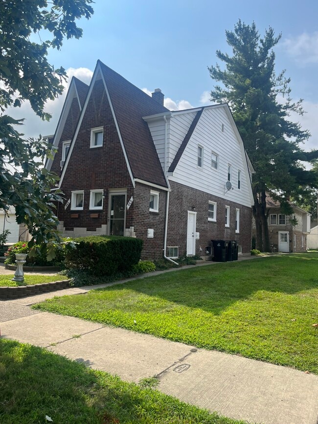 Building Photo - 443 Elm St Unit 443 Elm St