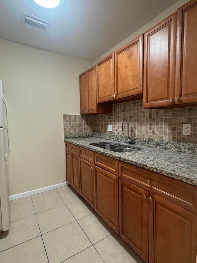 Building Photo - 1324 Gateway Dr Unit C4 Rental