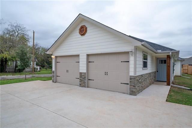 Building Photo - 800 N Throckmorton St Rental