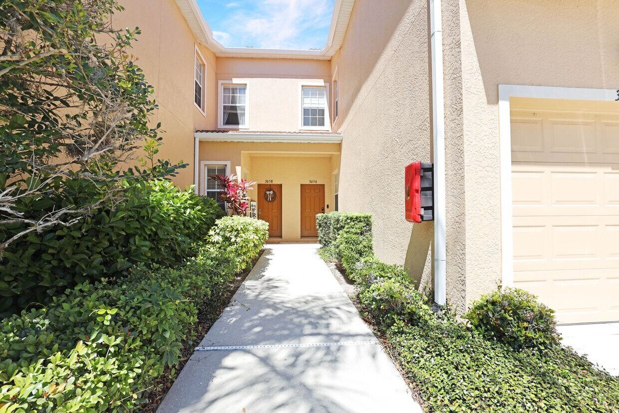 Spacious 3 Bed 2.5 Bath Townhouse Right Of... - Spacious 3 Bed 2.5 Bath Townhouse Right Of...