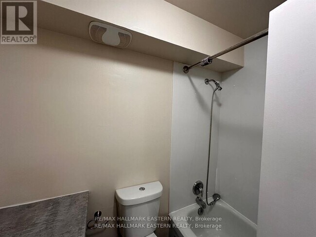 Photo - 106 Lansdowne St W