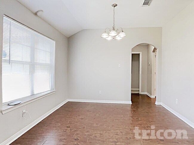 Photo - 220 Kellyn Ct