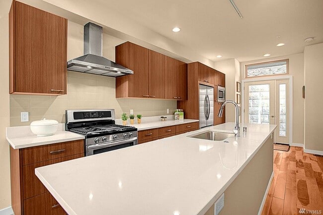 Building Photo - 3bd/2.25ba Issaquah Townhome