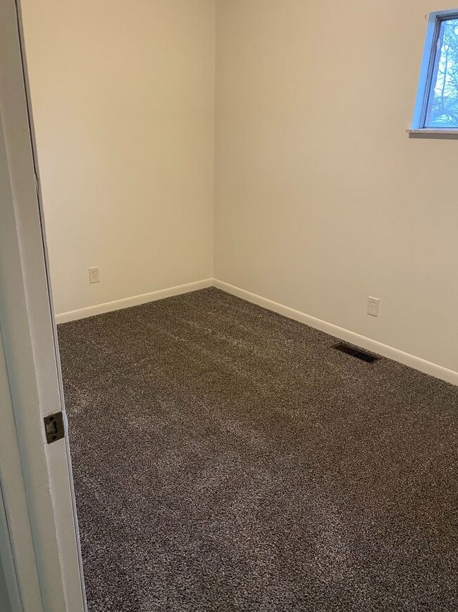 Building Photo - 3 bedroom 1 bath