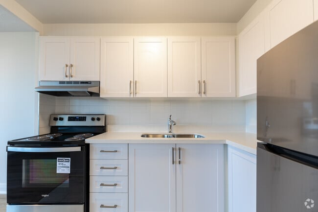 Building Photo - The Summit