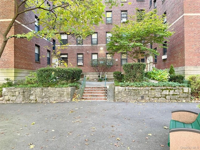 Building Photo - 321 Larchmont Acres Unit 1B