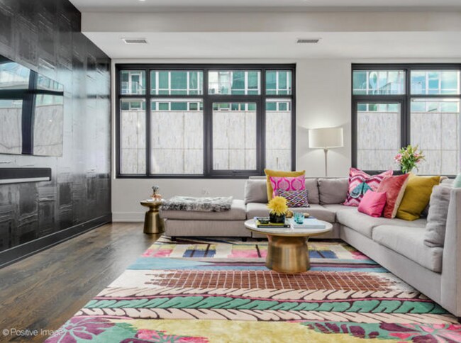 Photo - 668 N Kingsbury St Unidad 406